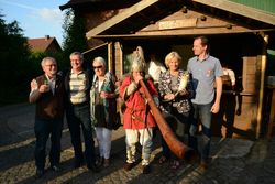 Beim Grillabend auf dem Hof Giese in Exten: Bernhard Priesmeier, Wojciech Ludwikowski, Liesa Luchtmeier, ein ritterlich gekleideter Holzschnitzer aus Slawno, Roza Koczewski und Krzystof Frankenstein. tol