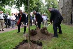Die Bürgermeister Karl-Heinz Buchholz (Rinteln), Krzysztof Frankenstein (Slawno) und John Willshaw (Kendal) bei der Baumpflanzung. tol