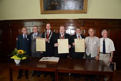 Präsentieren beim Festakt die neuen Urkunden: Ex-Stadtdirektor Meinhard Wichmann (Rinteln, von links), Ex-Bürgermeister Wojciech Ludwikowski (Slawno), die Bürgermeister Krzysztof Frankenstein, Karl-Heinz Buchholz und John Willshaw sowie aus Kendal John Studholme und Philipp Ball. tol