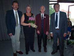 Der frühere Leiter der Heron Hill Primary School in Kendal, Paul Gardner (v. r.) und deren Ex-Governor Philipp Ball danken Gaby und Horst Ahlswede für die langjährige Freundschaft und Schulpartnerschaft. Foto: D. Lange