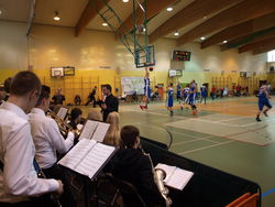 Pausenfüller beim Freundschaftsspiel von zwei Basketball-Bundeligisten aus Polen in Slawno: Die Ernestinum Bigband hat hier ihr größtes Publikum, wenn auch nur für sechs Lieder. Aber es gibt viel Beifall und anschließend Gelegenheit zu Selfie-Fotos mit den Basketball-Profis. Foto: dil   