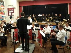 Gemeinsam in einem Konzert, aber noch ohne gemeinsames Musikstück: Das Jugendblasorchester der Stadt Rinteln mit Dirigent Christoph Stelljes und die Kendal Big Band (hinten) wollen künftig häufiger zusammen auftreten.  Foto: dil