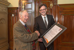 Mike Middleton (links) wird von Bürgermeister Thomas Periemer für seine Verdienste um die Rintelner Städtepartnerschaft zu Kendal geehrt. Foto: Rinteln aktuell