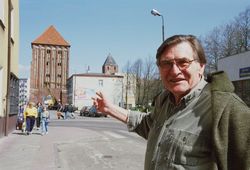 Derk Steggewentz am Stolper Tor in Slawno: Dem Bau der Backsteingotik setzte der Zahn der Zeit bereits stark zu. Steggewentz half, auch bei Rintelner Geschäftsleuten Geld für eine Sanierung des Baudenkmals aus der Hansezeit zu beschaffen. Foto: Archiv SZ