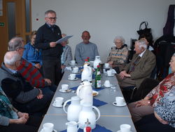 Bernhard Priesmeier (links) und Mike Middleton (rechts) vom Rintelner Verein für Städtepartnerschaften berichten beim Erzählcafé des Heimatbundes über Ursprung, Gedeihen, Probleme und Zukunft der Verbindungen nach Slawno und Kendal. Foto Lange