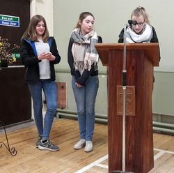 Drei Konfimandinnen lesen im Gottesdienst.
