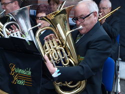 Die Burneside Brass Bnad spielt nach den Rintelnern beim Bierfestival in Kendal und bekommt richtig Lust auf einen Besuch in der Weserstadt. Foto: dil