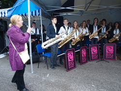 Rachel Hogg (links), stellvertrende Vorsitzendes des Partnerschaftskomitees in Kendal, dankt der Ernestinum Bigband beim Bierfestival für ihre tollen Auftritte in Kendal. Foto: dil