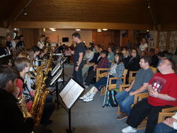 Die Ernestinum Bigband gibt auch in der WOSP-Tagesstätte für Behindertenbetreuung in Kendal eindrucksvoll Kostproben ihres Könnens. Foto: dil