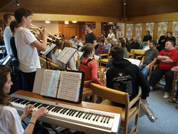 Die Ernestinum Bigband gibt auch in der WOSP-Tagesstätte für Behindertenbetreuung in Kendal eindrucksvoll Kostproben ihres Könnens. Foto: dil