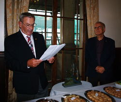 Friedrich-Wilhelm Hoppe (links), Bürgermeister von Rinteln in beim Partnerschaftsbeginn 1992, dankt für für das offizielle Jubiläumsgeschenk von Kendal, übergeben von John Studholme, stellvertretender Bürgermeister von Kendal in 1992 (rechts). Das Geschenk ist eine Skupltur des Kendaler Künstlers Jo Vincent. Foto: dil