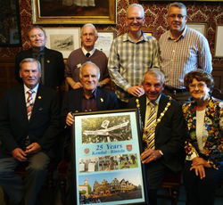 Treffen von Bürgermeistern im Rathaus von Kendal mit dem offiziellen Bildgeschenk Rintelns an Kendal zum Jubiläum (bereits im Mai übergeben): Friedrich-Wilhelm Hoppe aus Rinteln (vorn links) posiert mit John Studholme, Sylvia Emmott, Andy Blackman, Chris Hogg, John Bateson und Stephen Coleman. Foto: dil