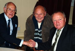 Zwei Generationen Städtepartnerschaft: Kendals Bürgermeister von 1992, Colin Reynolds (von links), mit dem früheren Vorstandsmitglied des Kendaler Partnerschaftskomitees, Frank Hodgson (Mitte), und Dieterich Lange, heutiger Vorsitzender des Rintelner Vereins für Städtepartnerschaften. Foto: Lange