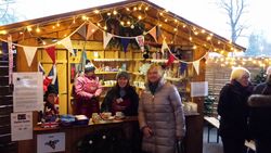 Vor der hübsch dekorierten Verkaufshütte der WOSP-Behindertenbetreuung aus Kendal beim Weihnachtsmarkt der Lebenshilfe Rinteln im angeregten Gespräch: Ursula Mücke (rechts, Städtepartnerschaftsverein Rinteln) und WOSP-Betreuerin Liz Cooke. Foto: privat