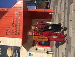 Die Regisseurin Karin Kaper (rechts), Trägerin des Kulturpreises Schlesien des Landes Niedersachsen, wird in Rinteln  über ihre Erfahrungen bei der Entstehung des Films "Wir sind Juden in Breslau" sprechen, den sie gemeinsam mit ihrem Lebenspartner Dirk Szuszies konzipiert und umgesetzt hat, zu sprechen. Dieses Bild entstand während einer Israel-Tour in Tel Aviv. Foto: pr