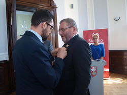 Rintelns Ehrenbürgermeister Karl-Heinz Buchholz (rechts) erhält von Marek Subocz, stellvertretender Wojwode (Regierungspräsident) des Bezirks Westpommern, das Goldene Verdienstkreuz der Republik Polen. Foto: dil