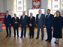 Nach der Verleihung der Goldenen Verdienstkreuze: Slawnos Bürgermeister Dr. Krzysztof Frankenstein (von links), der Betreuer der Partnerschaft mit Cles, Rintelns Ehrenbürgermeister Karl-Heinz Buchholz, Ivo Menapace, Frank Ilchmann, Marek Subocz und Slawnos Ratspräsidentin Edyta Sziszygielska. Foto: dil