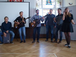 Das musikalische Geschenk der Stadt Rinteln an die Partnerstadt Slawno: Die Countryband "Daisy Town" gibt im Rathaus gleich eine Kostprobe ihres Könnens. Foto: dil