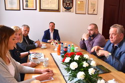 m Gespräch über Berufspraktika in Slawno und Rinteln: Slawnos Schulamtsleiterin Marta Konfederak (von links), Ursula Mücke (BBS Rinteln), Miecyslaw Grabowski (Stadt Slawno), Dr. Krzysztof Frankenstein (Bürgermeister Slawno) sowie zwei Vertreter von Handwerkskammer Slupsk und Berufsschule Slawno. Foto: pr