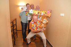 Die "Aloha Boys" aus Rinteln vor ihrem Auftritt mit Maskottchen "Alfie": Dietrich Lange (vorn) mit Steffen Laskowski (hinten von links), Ulrich Seidel und Ulrich Neuhaus. Foto: pr