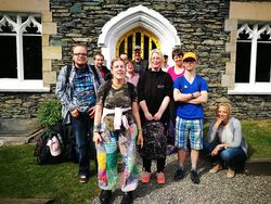 Die Gruppe der Lebenshilfe Rinteln vor ihrem Ferienhaus am Windermere-See. Foto: pr