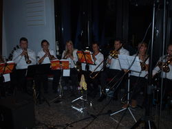 Im Johannis-Kirchzentrum werden die beiden Gospelchöre musikalisch vom Projektposaunenchor der Kirchengemeinde unterstützt. Foto: Lange